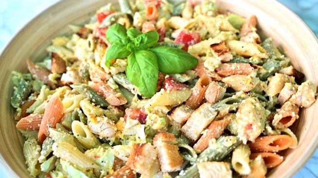 Sommerlicher Caesar-Pasta-Salat