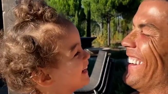 So süß spielt Cristiano Ronaldo mit Tochter Alana